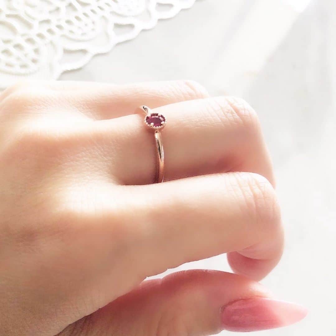 鈴木絢子さんのインスタグラム写真 - (鈴木絢子Instagram)「・ ・ 【手元＆指先美人💍リング】 夏らしい気候になってきました☀️ 今年は#夏インパクト カラーに注目！ ・ 6月の新作は、クリア感のあるダイヤと情熱の赤のルビーのリング♦️ ・ 指を細く、長く、綺麗に魅せてくれる華奢なリングは何本でも持っていたい必須アイテムです😊 ・ シンプルながら、石の輝きは十分な存在感。 邪魔にならないので、仕事や普段遣いにも◎✨ 手元がキレイに見えるので、PC作業や家事中でもテンション上がること必至です🥰 ・ ・ #楽天ツノジュエリー では1万円〜リーズナブルに最上級のリングをご用意♪ 👉「ツノジュエリー」で検索ください✨ ・ ・ ・ #ジュエリーデザイナー #エレガント #ゴージャス #楽天1位 #楽天ツノジュエリー #働く女性 #経営者 #ご褒美ジュエリー #美肌魅せ #手元美人 #美指 #ご褒美 #大人ジュエリー #マルチカラー #ブライダル #指輪 #エンゲージリング #プチリング #diamond #beauty #jewelry #tsunojewelry #💎 #💍」6月4日 23時12分 - ayako_suzuki810