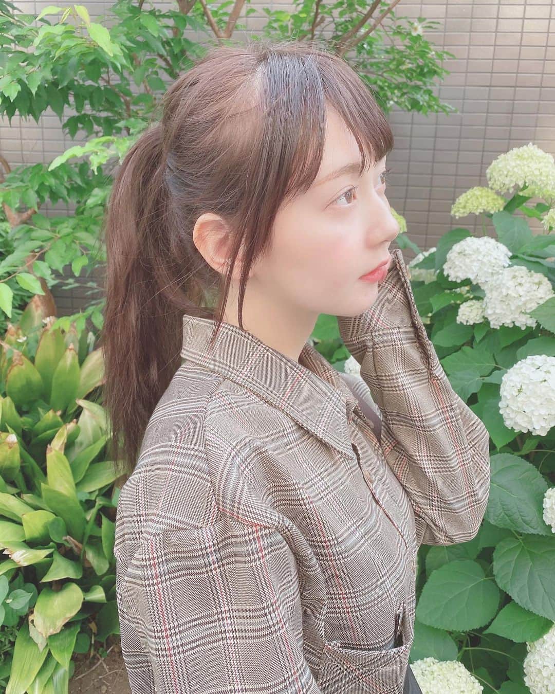 金久保マユ（ぼんぼん）のインスタグラム：「久しぶりの外での写真！ やっぱり外はいいな🌸 . . . . . . . #きょコ#美意識向上#春コーデ#夏コーデ#セットアップ#ワンピース#かわいい#すき#かわいくなりたい美意識向上#メイク#ぴんく#エクセル#ポニーテール#ヘアアレンジ#夏#あじさい#ポートレート#色素薄い系メイク#写真#love#photo#code#camera#animegirl#モデル#花#ponytail#followｍe#youtube#asmr」