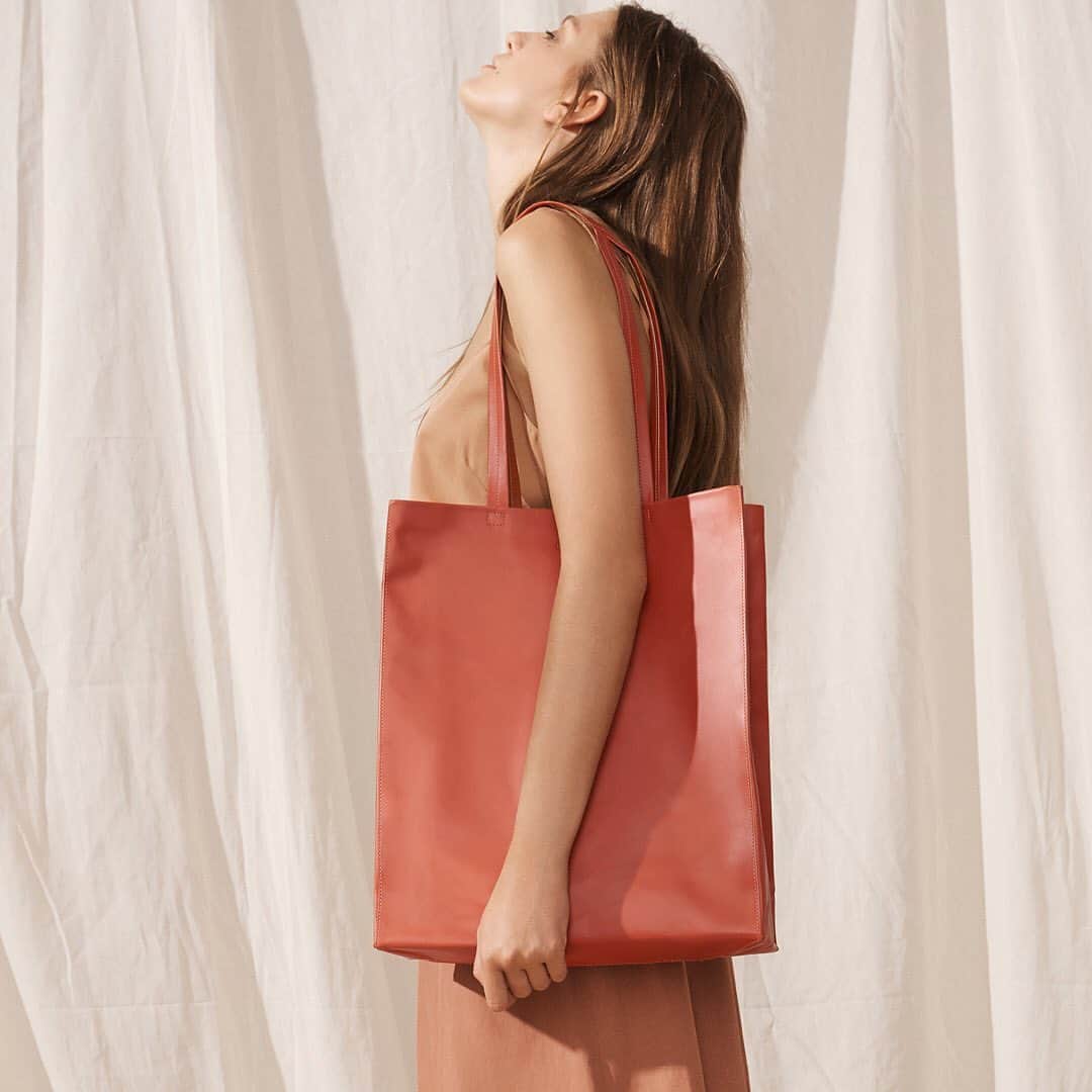 のインスタグラム：「Our SIMPLY is minimalistic and perfect for every day. . . .  #breesince1970 #madetomakeadifference #breevolution #handbags #leatherbags #purequality #purefashion #sustainablefashion」