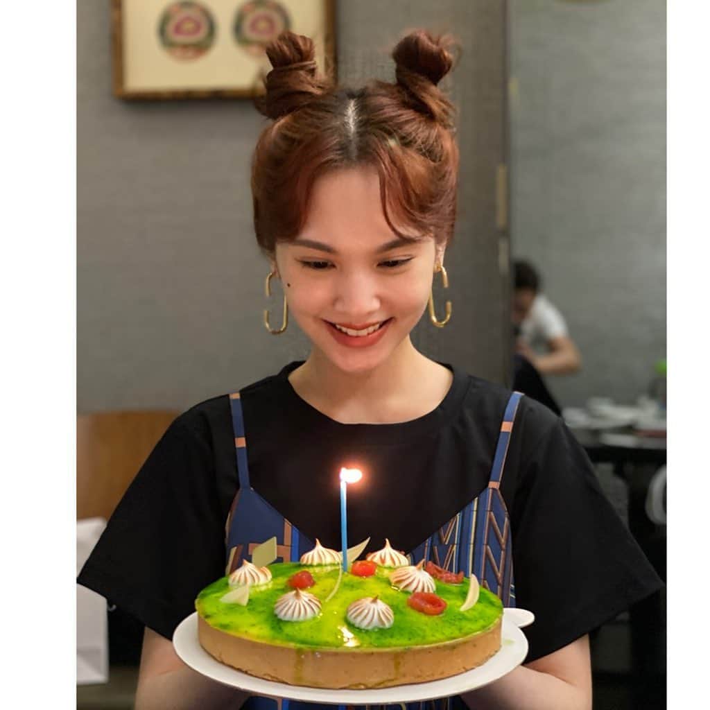 レイニー・ヤンのインスタグラム：「今年打算低調地過生日，除非是主動跟我提起要替我慶生的朋友外，我就沒有像過去幾年那樣自己呼朋引伴的慶祝了😶 很高興有你們，讓我今天有個滿足的生日。吃飽、聊好！ 擁有大家的我，是最幸福的壽星～ 愛你們❤️」
