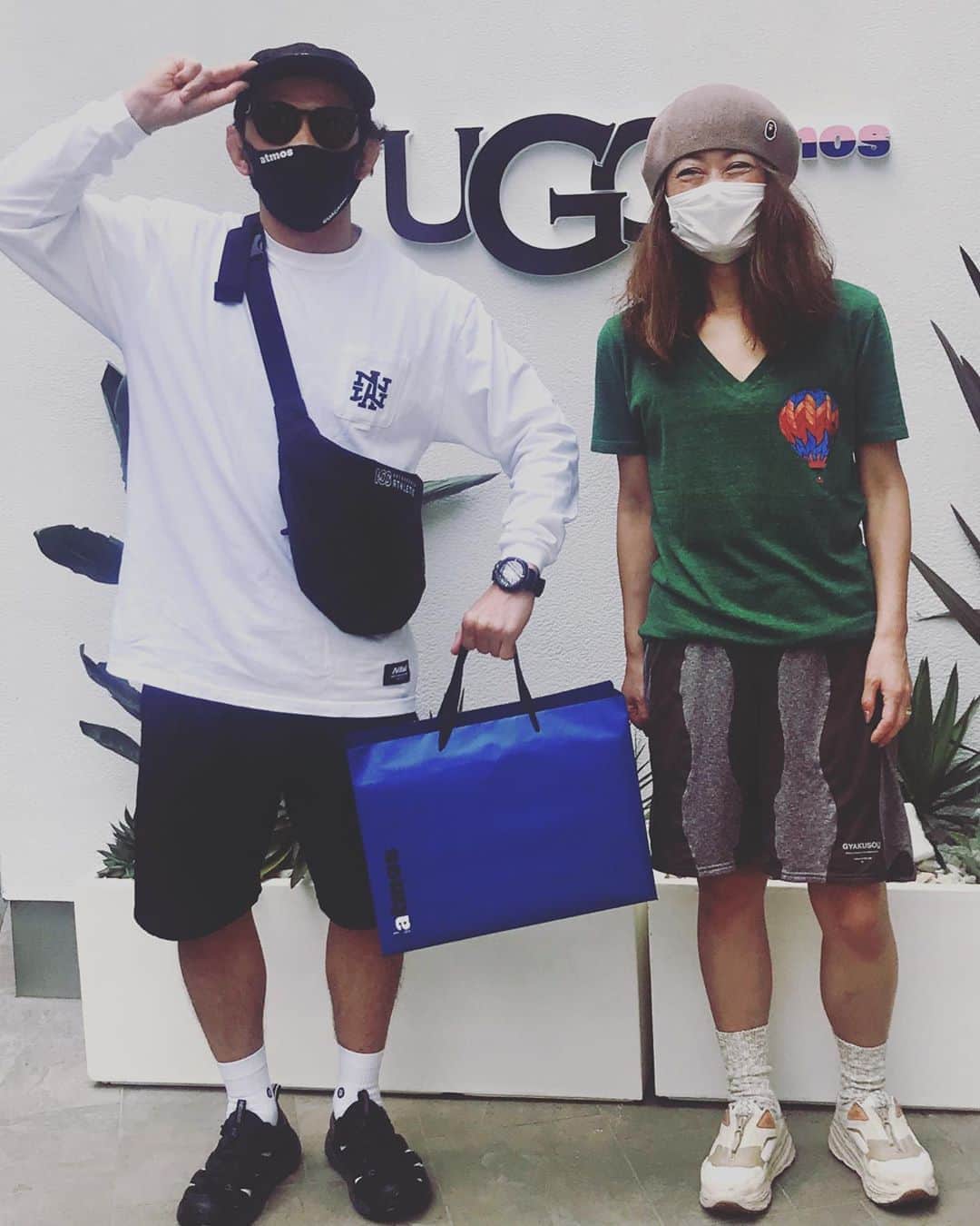宇野薫のインスタグラム：「明日6月5日(金)原宿にオープンの UGG®とatmos初のコンセプトショップ  UGG@mos (アグ アトモス) 準備中の高見さん @kaorutakami  久しぶりにお会いできて嬉しかったです。 ありがとうございました！  #ugg #uggatmos #uggjapan #atmos #hokaoneone #onehundredathletic #100A #100athletic #unocaolshowten #newerajapan #stussyeyegear #ダブルカオル #W薫 #宇野薫  #宇野薫のテーマがありすぎコーディネート」