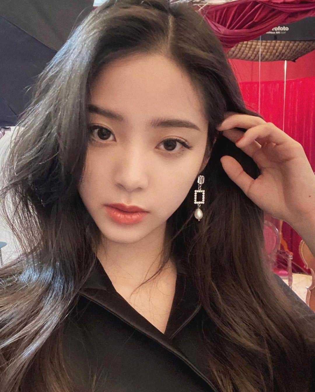 原涼香のインスタグラム：「『 𝐆𝐥𝐨𝐬𝐬 𝐢𝐜𝐞 𝐠𝐫𝐚𝐲 』image 🇨🇳 中華美女のような色っぽさが出せる 透けるヌーディーカラー🤎」
