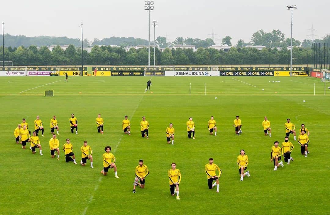 マルヴィン・ヒッツのインスタグラム：「Wir als Mannschaft von Borussia Dortmund stehen voll und ganz hinter der Black Lives Matter Bewegung. Wir verurteilen Rassismus jeglicher Art. Für eine offene und tolerante, für eine bessere Welt!  We the players of Borussia Dortmund fully support the Black Lives Matter Movement. We do not accept racism of any kind. For an open minded and tolerant world, for a better world!」