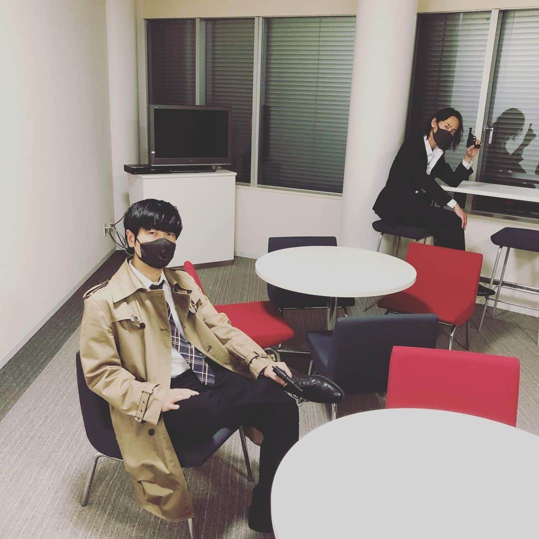 福井俊太郎のインスタグラム：「明日6/5日ネタパレ23:40～24:10 #刑事コント #ソーシャルディスタンスとって写してもらったら #SPECに出てきそうな男達に #急に警視庁公安部公安第五課未詳事件特別対策係に配属された雰囲気の刑事 #それぞれ異質な超能力持ってそう #手前の刑事は自分の影を自由に扱える #後方の刑事は怒るとスーツ破けるくらいマッチョになり目の前にあるものを全て壊す #最狂コンビ #加瀬亮さんとの絡み見てみたい #SPEC観てね #まずは絶対ネタパレ観てね #大喜利もお世話なってますぅ #2枚目はキャットレディ #低ねと」