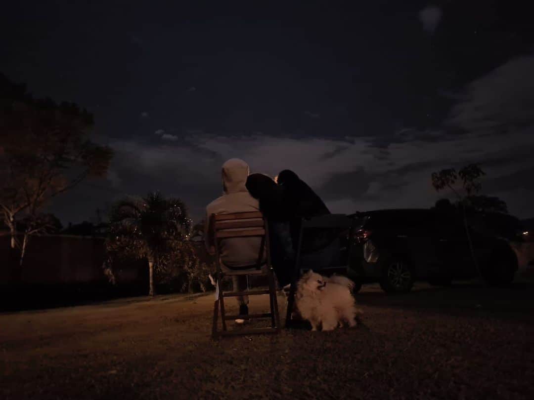 シェイラ・カストロのインスタグラム：「Ontem a noite, já com nossas meninas dormindo, estávamos assim, eu e meu marido contemplando a lua 🌓, não fazendo mais nada. Apenas curtindo o momento! E como isso é bom! Vcs tem feito isso aí na casa de vcs? Apenas curtir o momento em silêncio ao lado de quem vc ama? E fomos “flagrados” pelo meu primo que fez esta foto linda! Obrigada Dedé!!! #quarentena #enjoythemoment #curtindoomomento」