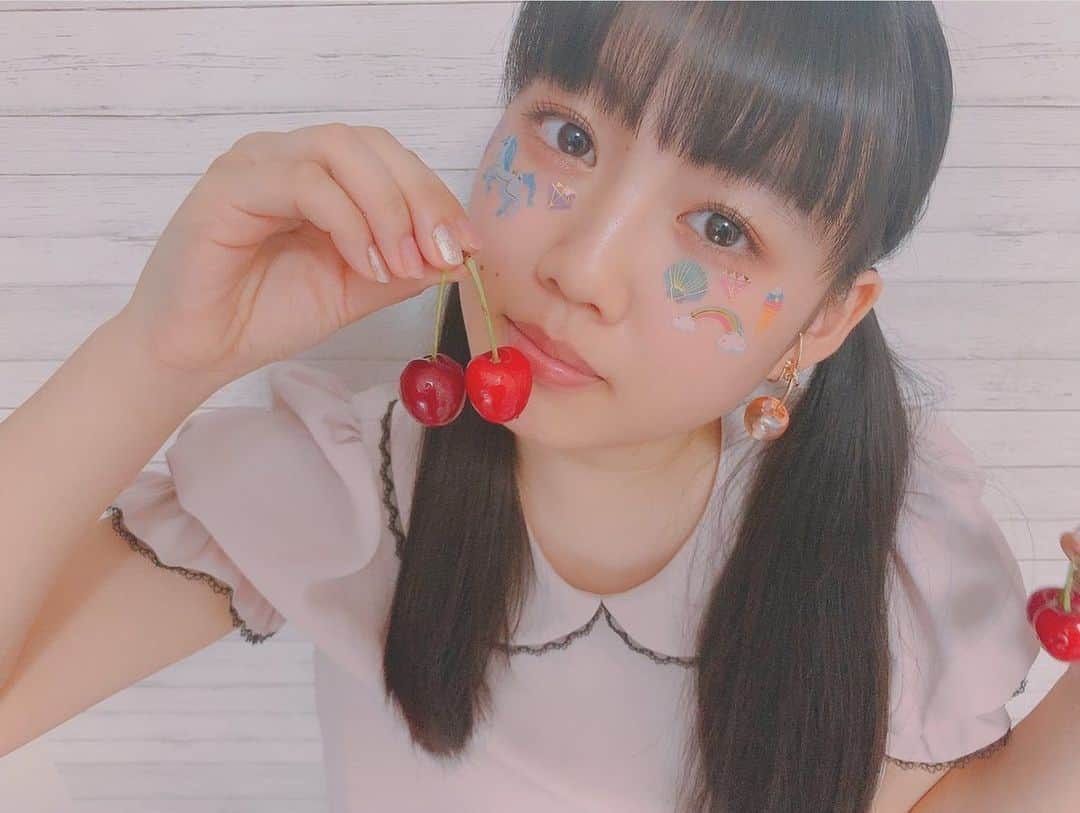 吉川ひよりさんのインスタグラム写真 - (吉川ひよりInstagram)「﻿ ✿ ✿ ✿ ✿﻿ ﻿ 顔面シール🍒﻿ ﻿ 7月18日に行われる超ときめき♡宣伝部『初の新体制ライブを初のZepp Hanedaから初の無観客＆無料配信』に向けたクラウドファンディング﻿ 目標額達成いたしました😭✨﻿ ﻿ 宣伝部員さんのご支援＆応援のおかげです﻿ ﻿ 本当にありがとうございます😌🧡﻿ ﻿ それではっ♡おやすみ🌙﻿ ﻿ ﻿ #piyochanstagram﻿ #顔面シール﻿ #シール﻿ #ツインテール﻿ #🍒　#Cherry﻿ #アメリカンチェリー﻿ #メイクが上手くいった日♬﻿ #半目いっぱい取れたから﻿ #楽しみにしててっ😆﻿ ﻿ ﻿ ﻿」6月4日 23時28分 - hiyori_yoshikawa_official