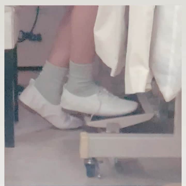 ソジン のインスタグラム：「첫재봉틀🧵 소심한 발끝👟」