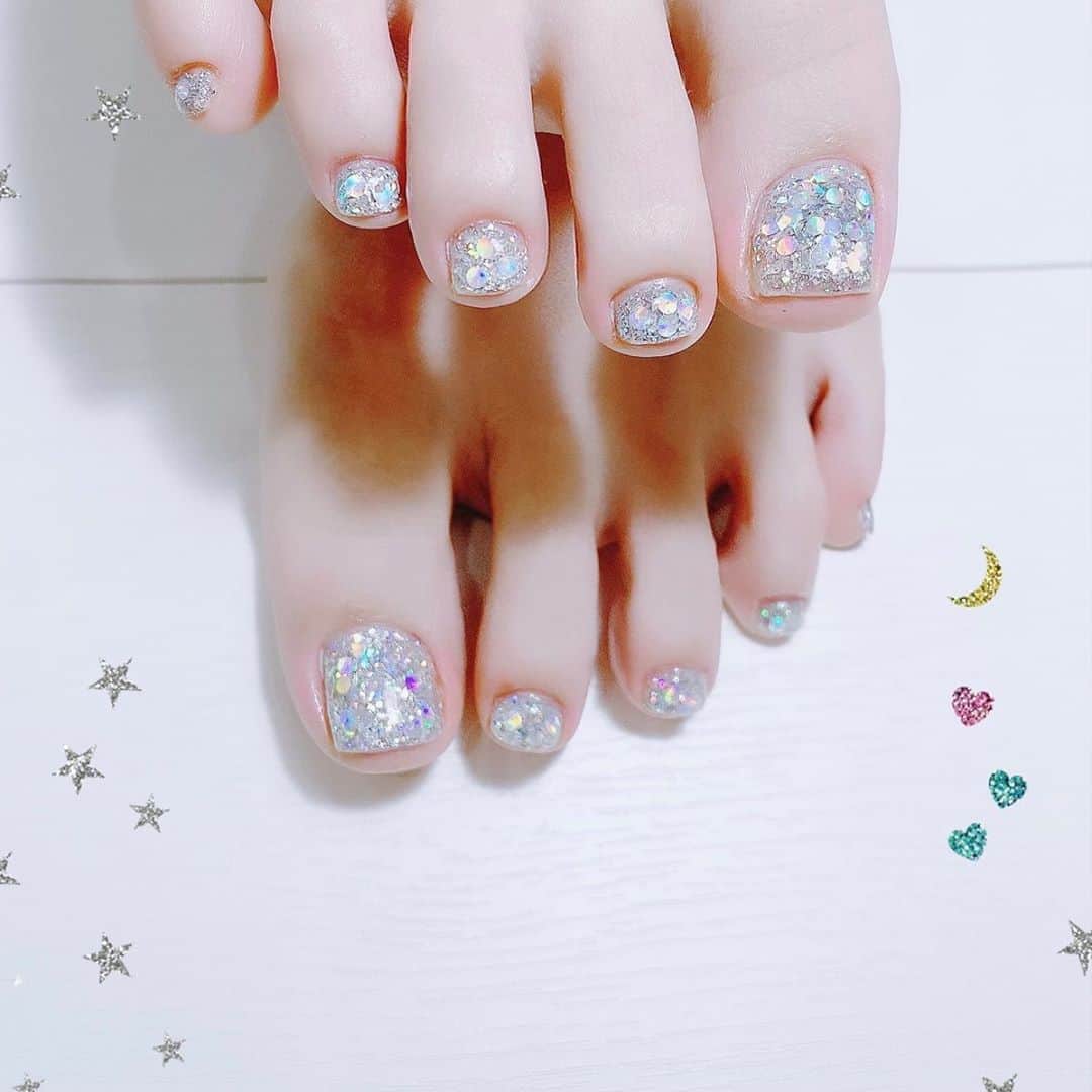 なかやまちえこのインスタグラム：「毎年人気のシルバーオーロラ✨⠀ #nail #nails #nailart #ネイル #美甲 #ネイルアート  #japanesenailart #manucure #japanesenails #manicurist #gelnails #أظافر #네일아트 #미용 #vẽmóng #ngườiđẹp  #เพ้นท์เล็บ #искусствоногтя #ジェルネイルデザイン #ネイルデザイン #senikuku #nagelkunst #footnails #フットネイル #ペディキュア #pedicure #ホログラムネイル #グリッターネイル #ラメネイル #glitternails」