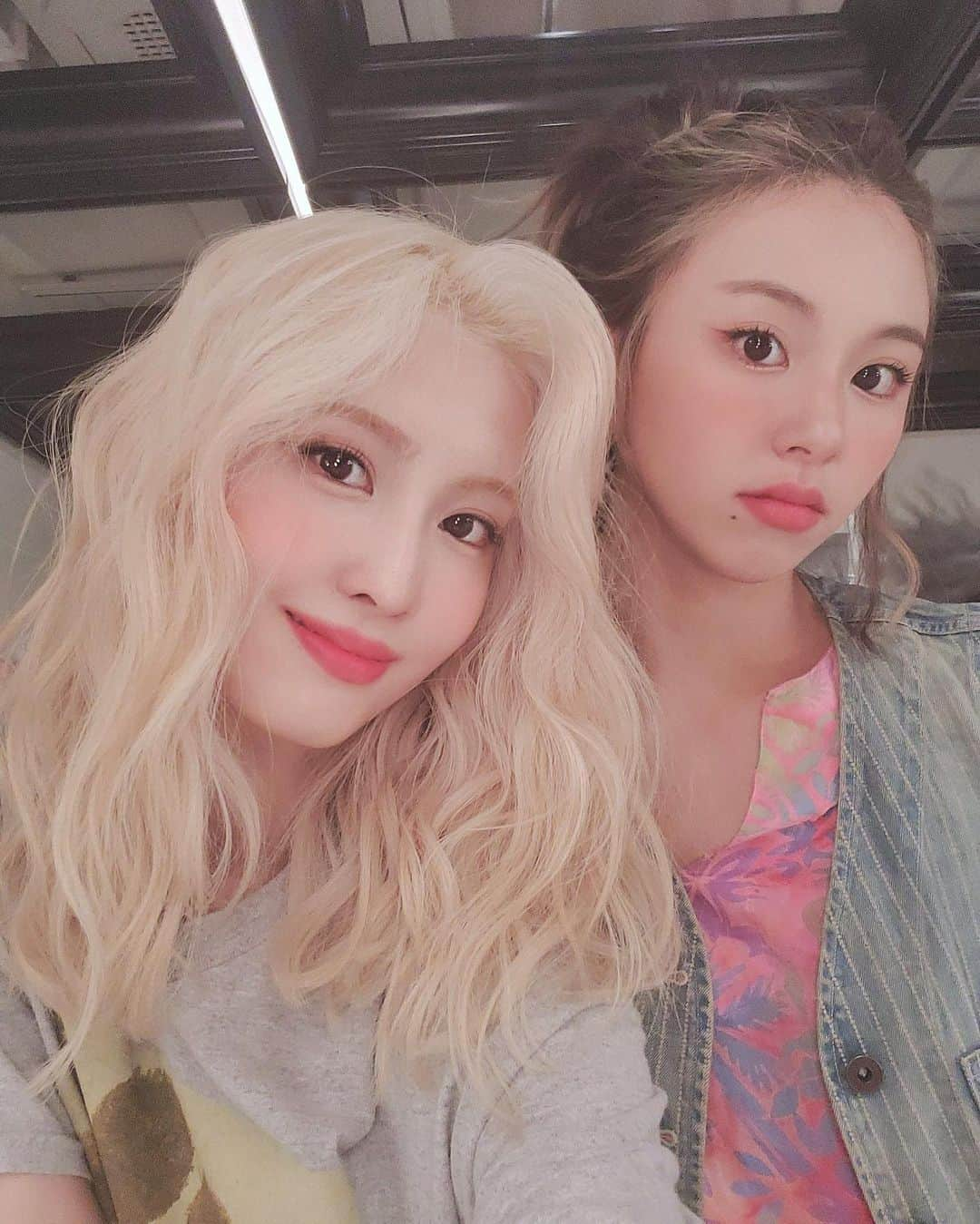 モモさんのインスタグラム写真 - (モモInstagram)「Selfie from the Spotify Live Chat 💛 Mostly MoChaeng 🍓 -  #MOMO #트와이스 #모모 #平井もも #もも #TWICE」6月4日 23時41分 - momojype