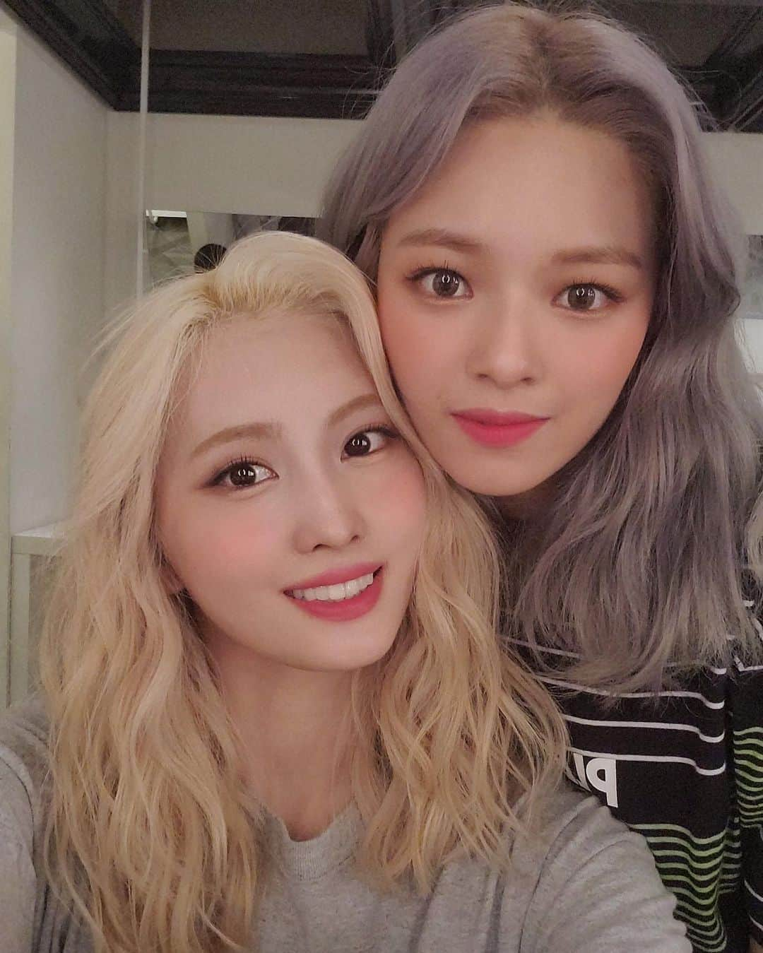 モモさんのインスタグラム写真 - (モモInstagram)「Selfie from the Spotify Live Chat 💛 Mostly MoChaeng 🍓 -  #MOMO #트와이스 #모모 #平井もも #もも #TWICE」6月4日 23時41分 - momojype