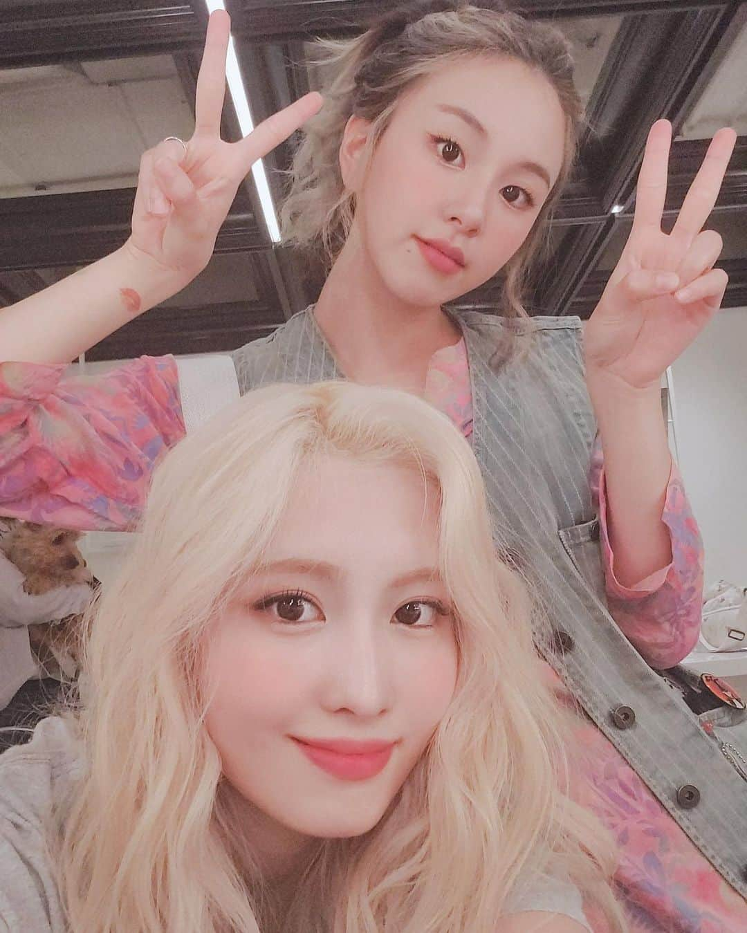 モモさんのインスタグラム写真 - (モモInstagram)「Selfie from the Spotify Live Chat 💛 Mostly MoChaeng 🍓 -  #MOMO #트와이스 #모모 #平井もも #もも #TWICE」6月4日 23時41分 - momojype