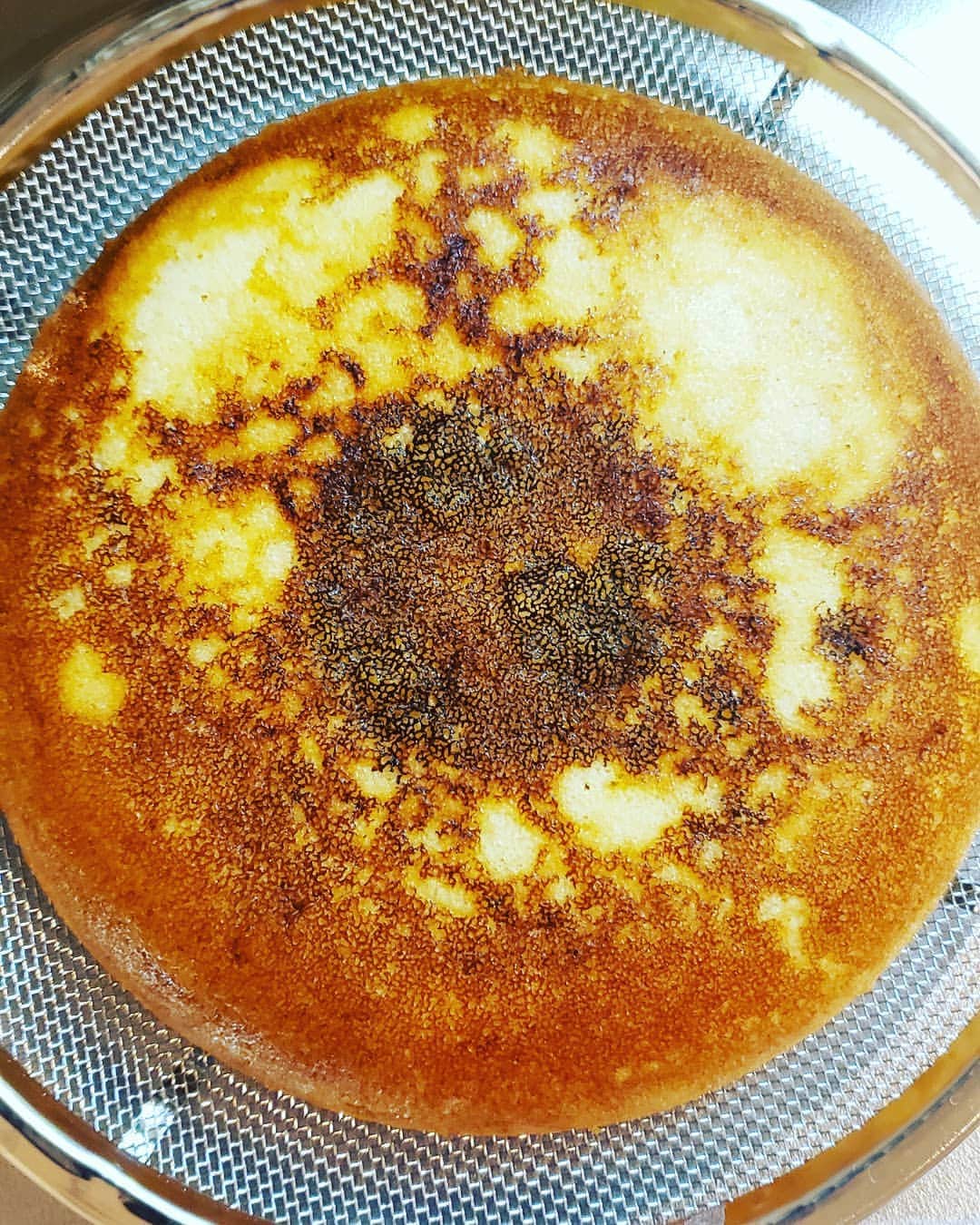 梅田陽子さんのインスタグラム写真 - (梅田陽子Instagram)「腐りかけたバナナ、黒くて泡吹いている程の🍌もあり、残りを急いで炊飯器へ(バナナさんごめん)。 今回も米粉ですが、さらに卵やバターも入れてみました(無しもおいしかったけれど)  まんまるお月様みたい🤣 無愛想なアンパンマンか。 次の新月は、夏至だし、金環日食も重なるしなんだかワクワクしています。とてもエネルギーが変化しているのを感じる今日この頃。 そんなことを思いながら夜まぜまぜしました。  #炊飯器#炊飯器レシピ #炊飯器ケーキ #混ぜるだけ #目に見えない世界#進化#覚醒#新月#夏至#スピリチュアル#アナウンサー#キャスター#梅田陽子」6月4日 23時42分 - yokoumeda