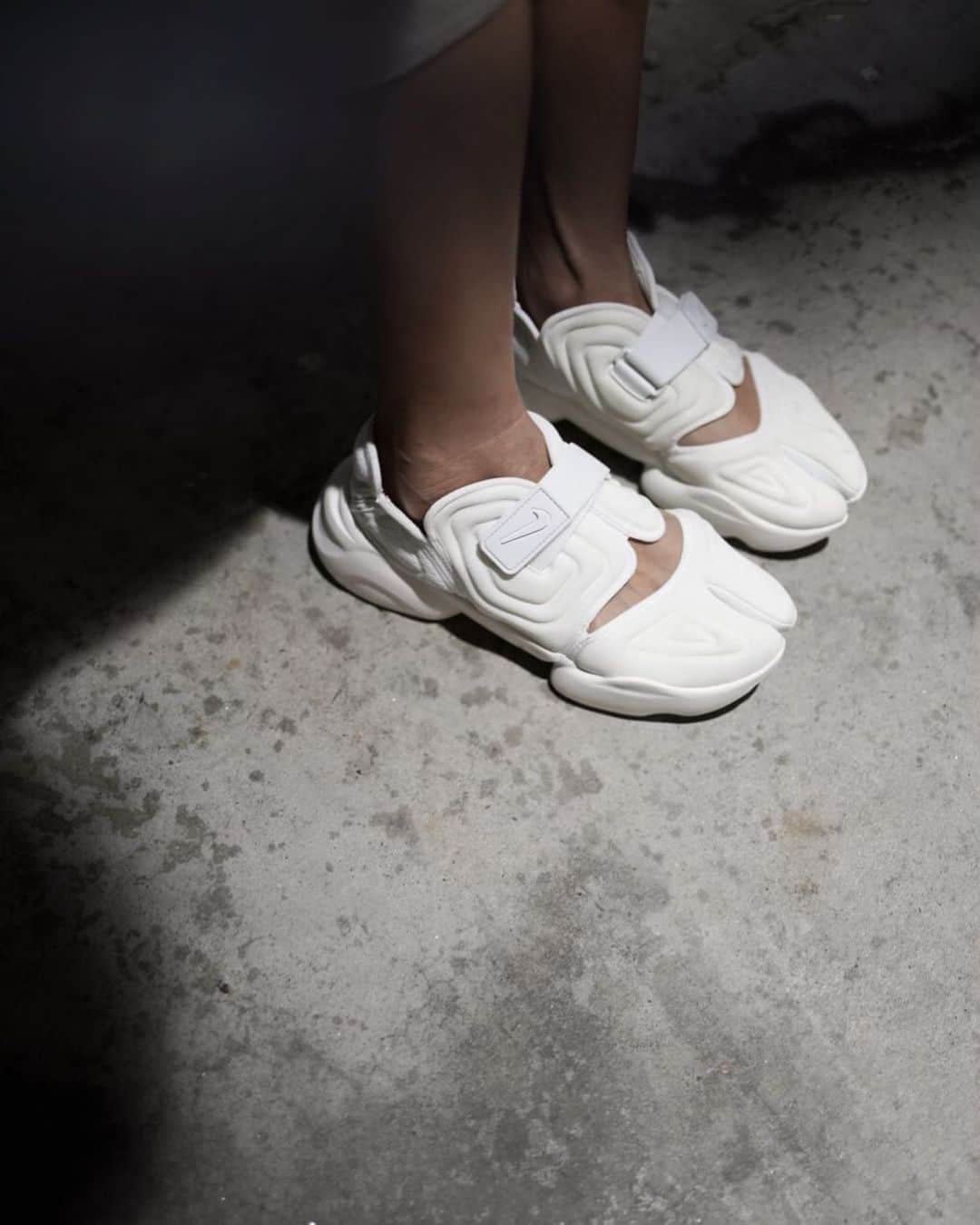 紺谷みえこのインスタグラム：「𝔸ℚ𝕌𝔸 ℝ𝕀𝔽𝕋  アクティブに動くほうなので、仕事でヒールを履いていても 移動中はスニーカーに履き替え沢山歩きます。 最近のスタメンはこちら。 絶妙なデザインと履き心地にクラクラ°ʚ(*´꒳`*)ɞ°. #アクアリフト　#ナイキ　#スニーカー　#カジュアル　#大人コーデ　#お気に入り　#ファッション　#コーディネート　　#white  #aquarift  #photo #cordinate  #new  #casual #ootd #likes #sneaker #shoes  #japanese  #nike #fashion  #l4l」