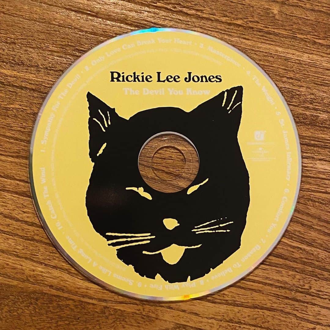 山田稔明さんのインスタグラム写真 - (山田稔明Instagram)「リッキー・リー・ジョーンズ、2012年のカバーアルバム。夜に染み込む。 #買ったレコード2020 #買ったレコード #猫ジャケ」6月4日 23時55分 - toshiakiyamada