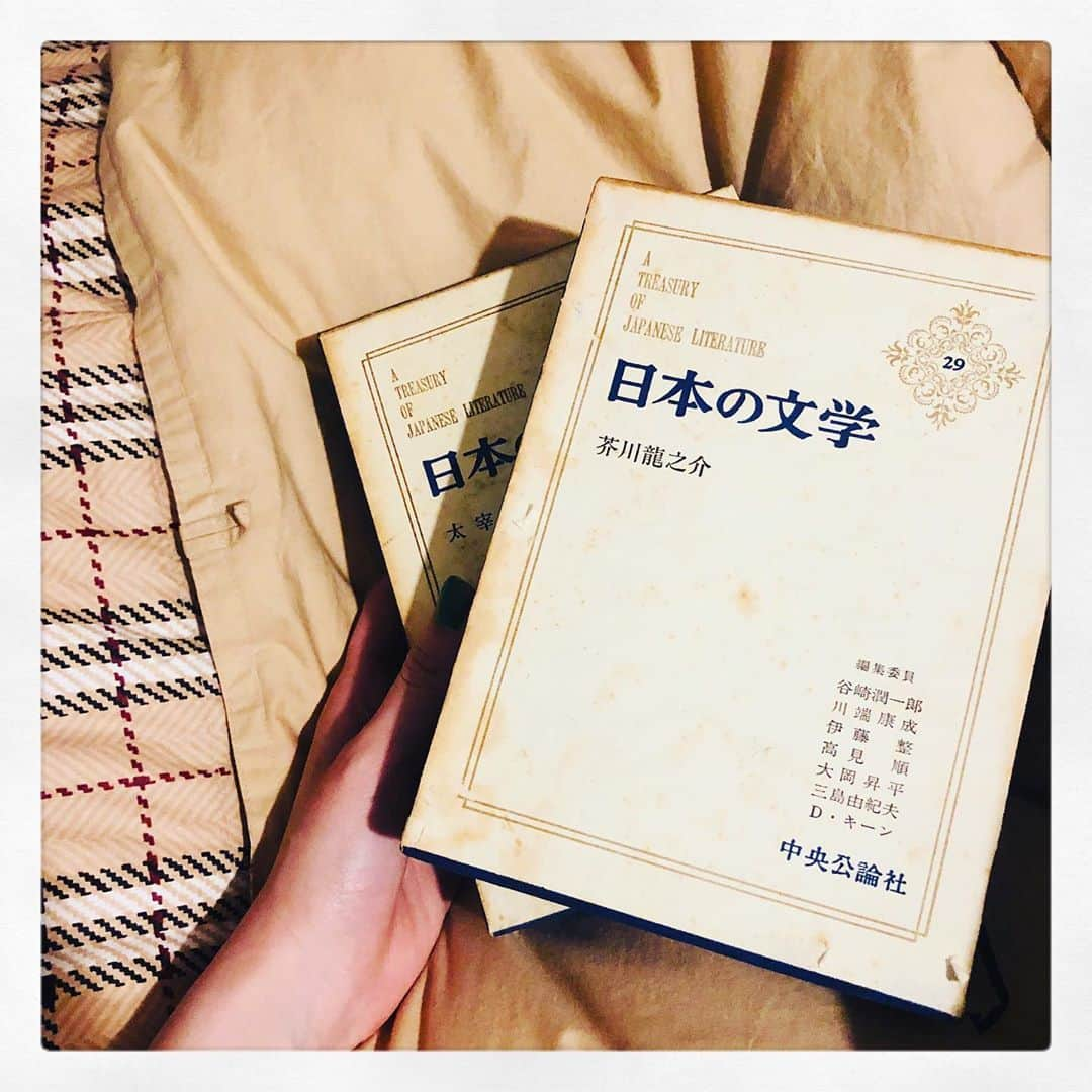 岡本夏美さんのインスタグラム写真 - (岡本夏美Instagram)「📙 毎日、並列読書をしているため、 沢山の本で忙しく心が動いているのですが、 とくに 私が本を読むきっかけになった 芥川作品を読破するぞ！という 勢いと好奇心で、 日本の文学　芥川龍之介作品を日々。 短編につまったその時代の、その人の 背景と思想が本当に面白い。。 もう一つ太宰治作品も待ちわびてます。笑 先が楽しみ。 あ、あと、 現代文学の名作選から ありとあらゆる文豪達の作品にふれています。 自粛期間により 自分の時間が増えて、より読書が好きになりました。 宮本輝さんの途中下車も 短編ながら、人間の色とりどりの感情が 詰め込まれていて好きだった！」6月4日 23時51分 - okamoto_natsumi