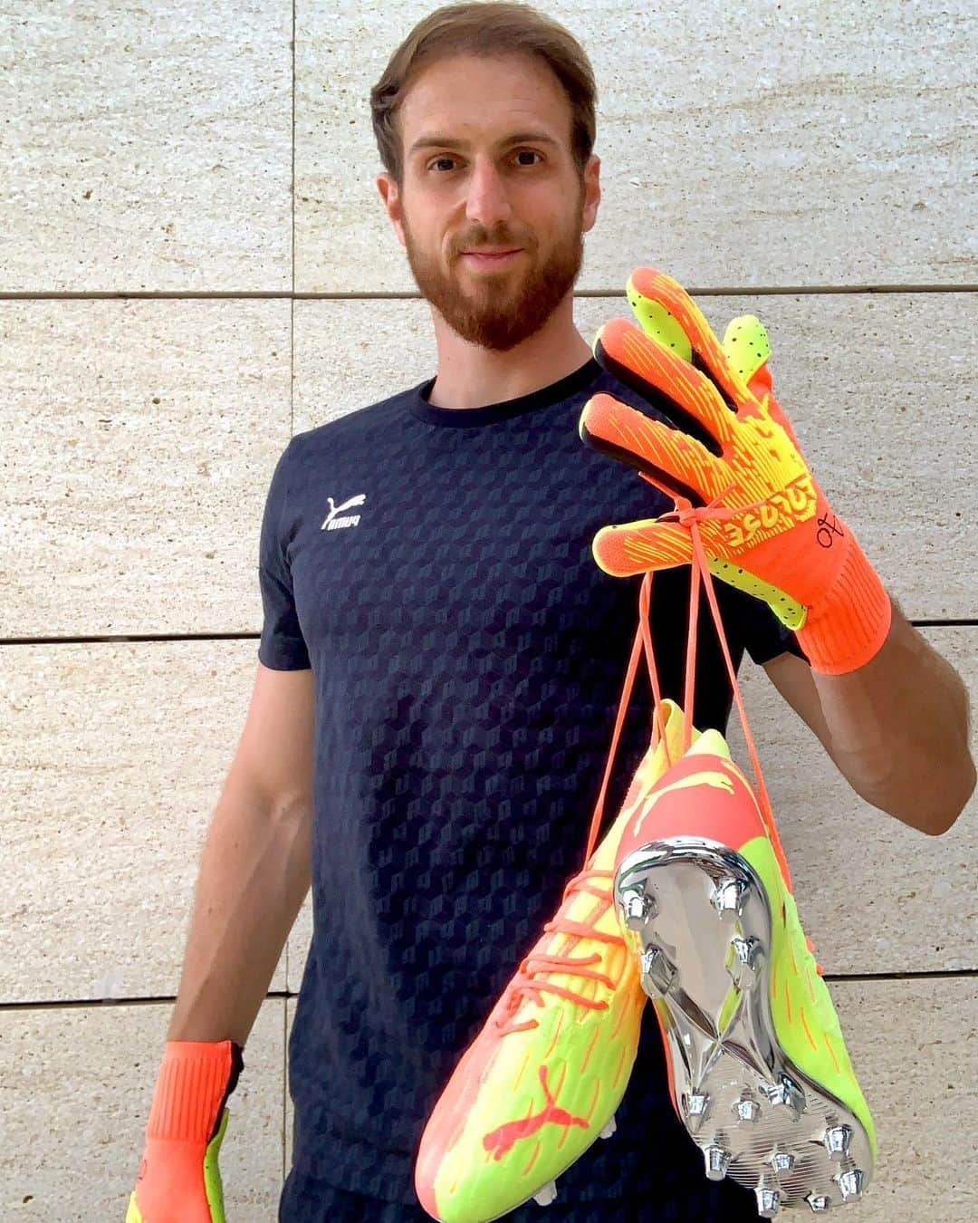 ヤン・オブラクのインスタグラム：「Rise and shine 🌅 @pumafootball #PUMAFuture」