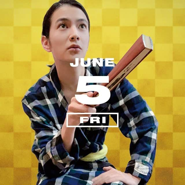 NYLON JAPANさんのインスタグラム写真 - (NYLON JAPANInstagram)「6月5日は 『落語の日』 普段から落語を良く聴く、という渡邊圭祐が 『STAY HOME』な落語姿をお披露目！  NYLON.JPでは「365日、毎日がアニバーサリー」をテーマに、ファッショナブルでユニークなスタイリングを毎日提案しているよ！  http://www.nylon.jp/365  MODEL：KEISUKE WATANABE（AMUSE）@W_KEISUKE93 #365anniversary #fashion #makeup #bomdiaeauty #style #今日は何の日 #make #nylonjapan #nylonjp #coordinated #coordinates #ootd #outfi #coordinate #photography #beautiful #photooftheday #渡邊圭祐 #落語の日」6月5日 0時00分 - nylonjapan