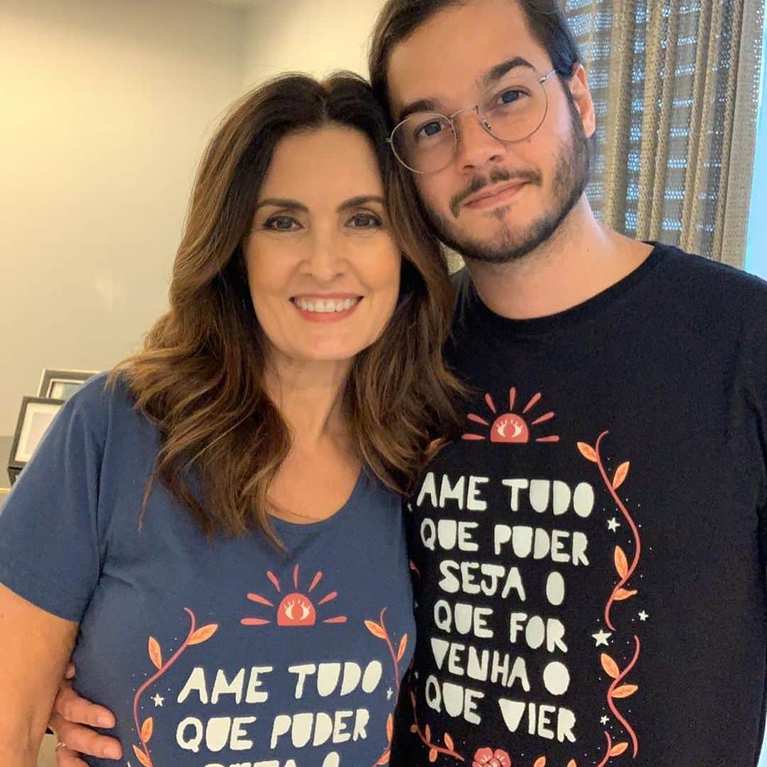 ファチマ・ベルナルデスのインスタグラム：「Adoramos as camisetas @tiagoiorc . E adorei receber o Tiago no sofá virtual do #encontrocomfatima. Foi a primeira entrevista dele num programa de TV depois de cerca de 500 dias de isolamento voluntário. Faltou dizer que toda a renda da venda dessas camisetas será para a confecção de máscaras de proteção à Covid-19. No perfil do Tiago, tem as informações pra quem quiser ajudar. #bilhetes #ametudoquepuder  #sejaoqueforvenhaoquevier」