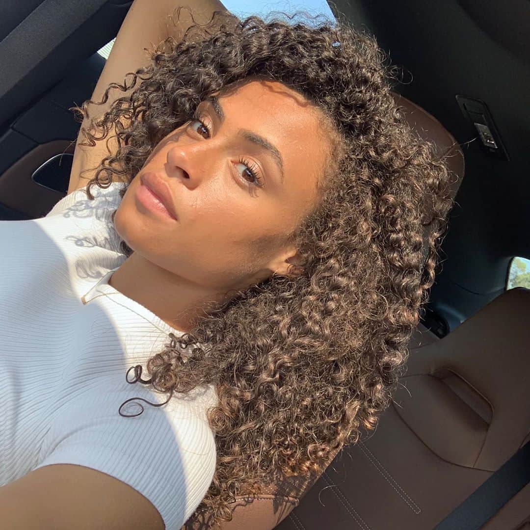 シドニー・マクローリンのインスタグラム：「We are BLACK LADIES!………We build………We don’t tear down other BLACK LADIES………We have felt the pain of being torn down and we have decided we will deliberate about building others! If I didn’t tag you please don’t be offended. I tried to pick people I thought would do the challenge!!! All too often we women tear each other down instead of building each other up. With all the negativity going around let’s do something positive!!! 🌹 Upload 1 picture of yourself… ONLY you. The tag as many SISTERS to do the same. Let’s build ourselves up, instead of tearing ourselves down. 🖤 🖤 COPY AND PASTE 🖤🖤If I tagged you, don’t disappoint.  I feel like I can’t put up something like this, without expressing how deeply times like this trouble me. Being mixed, is one of the most confusing aspects of my life. You can never please people because of it. Some say I’m too this, or too that. They discredit my “validation” to do certain things based on the fact that I’m not completely like them. And there have been times I didn’t completely understand why people had a problem with that. It took growing up and seeing it for myself to realize how much hate there is in this world. So to anyone who I’ve ever offended during that learning process, I truly am sorry. It took a long time for me to finally understand/love who God made me to be. Now I wouldn’t trade it for the world. And now I just want to help others do the same. So please if you’ve read this far, keep singing petitions, donating, and protesting. We can only get through this together. 🙏🏽 stay safe. God bless #justiceforgeorge #justiceforbreonnataylor #justiceforahmaud #blacklivesmatter #fightforequality」