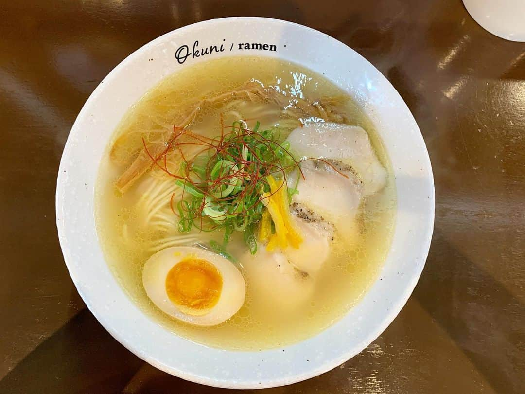 荒木麻里子さんのインスタグラム写真 - (荒木麻里子Instagram)「眠れぬ夜はまたまたラーメンの写真を🍜🤤 幼稚園が始まってからの夫婦ランチは、 今のところ90%ラーメン😲 ラーメン大好きな子供達も連れて来たいと言いながら頬張る。 最近は塩が好き❤️ . . . #飯テロ  #飯テログラム  #ゆず塩ラーメン  #ラーメン大好き家族  #ラーメン大好き女子  #塩ラーメン  #塩ラーメン🍜  #塩ラーメン派  #塩ラーメンが好き  #ラーメン女子部  #ラーメン女子と繋がりたい  #無化調ラーメン  #おしゃれラーメン屋さん  #おしゃれラーメン  #静岡ラーメン  #静岡ラーメン巡り  #ラーメン静岡  #ラーメン静岡市葵区  @okuni_ramen_abekawa39」6月5日 0時13分 - marilyn198612