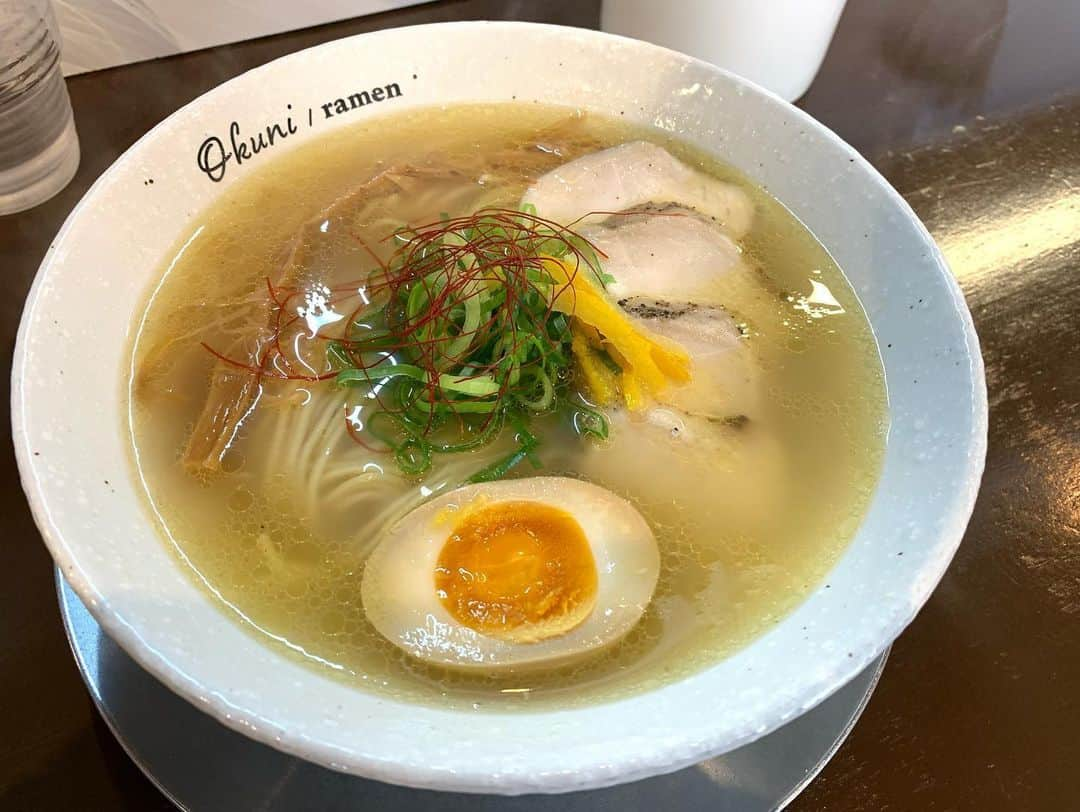 荒木麻里子さんのインスタグラム写真 - (荒木麻里子Instagram)「眠れぬ夜はまたまたラーメンの写真を🍜🤤 幼稚園が始まってからの夫婦ランチは、 今のところ90%ラーメン😲 ラーメン大好きな子供達も連れて来たいと言いながら頬張る。 最近は塩が好き❤️ . . . #飯テロ  #飯テログラム  #ゆず塩ラーメン  #ラーメン大好き家族  #ラーメン大好き女子  #塩ラーメン  #塩ラーメン🍜  #塩ラーメン派  #塩ラーメンが好き  #ラーメン女子部  #ラーメン女子と繋がりたい  #無化調ラーメン  #おしゃれラーメン屋さん  #おしゃれラーメン  #静岡ラーメン  #静岡ラーメン巡り  #ラーメン静岡  #ラーメン静岡市葵区  @okuni_ramen_abekawa39」6月5日 0時13分 - marilyn198612