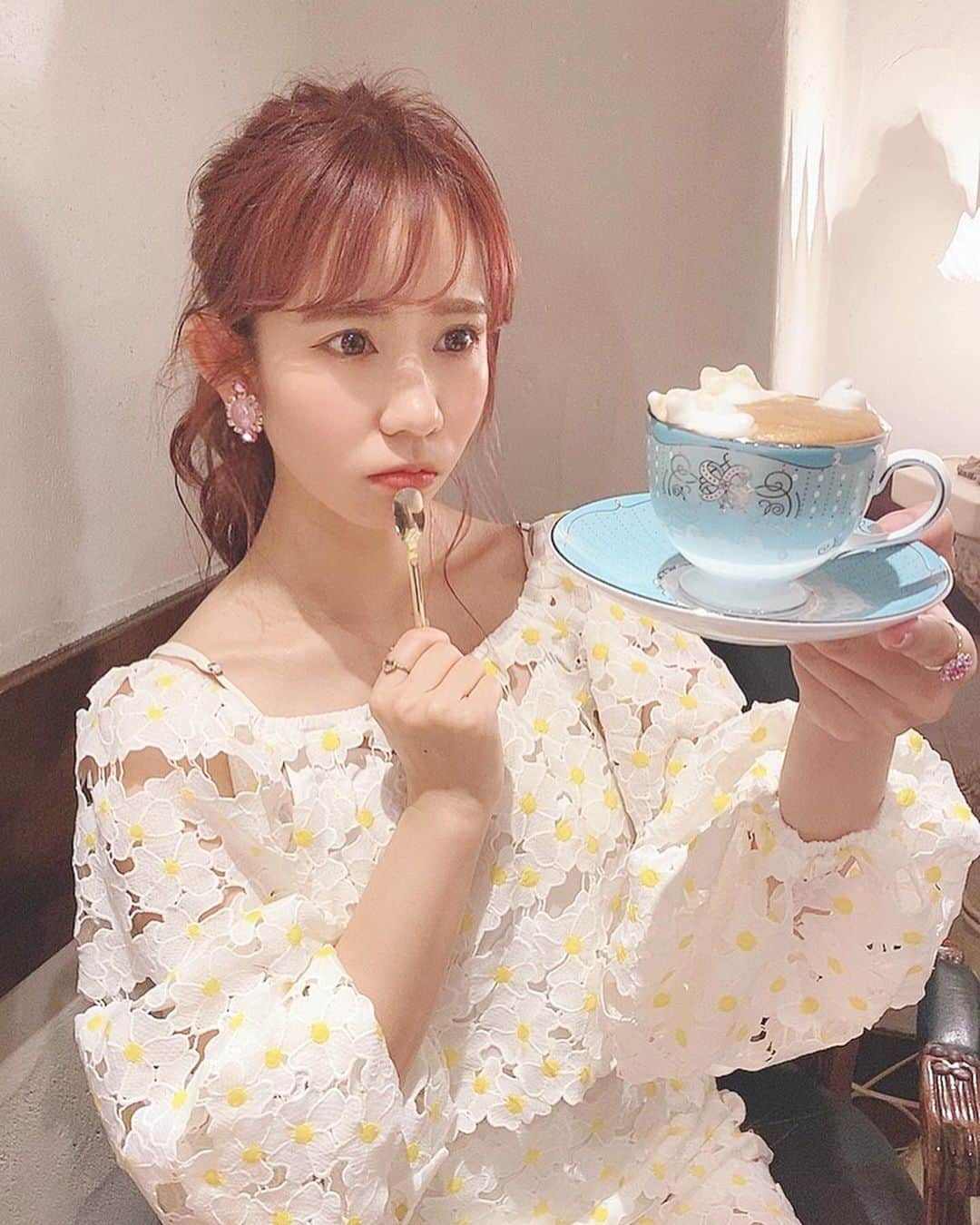 tomomi ❤︎ よしはしともみ ❤︎さんのインスタグラム写真 - (tomomi ❤︎ よしはしともみ ❤︎Instagram)「. . 銀座の『Ken's珈琲店』の3Dラテアート☕️💕 . 猫ちゃんがぷかぷか浮いてるのが可愛いっ🐈 ゆる〜い猫がたまりませんな💛 温泉に浸かってるみたいで癒された（笑） 可愛いラテアートが大好き！ . ラテアートは崩れるのが早いのでささっと写真撮ってね🤳♡ . #kenscoffee #ginza #ginzatokyo #ginzacafe #coffee #lateart #3dlatteart #ケンズカフェ東京 #ケンズ珈琲 #ケンズコーヒー #ラテアート #3dラテアート #3dアート #カフェ巡り #喫茶店 #喫茶店巡り #東京カフェ #銀座カフェ #銀座グルメ #銀座喫茶店 #フォトジェニック #フォトジェニックカフェ #フォトジェニックドリンク #フォトジェニックスイーツ」6月5日 0時10分 - tomomi_yoshihashi