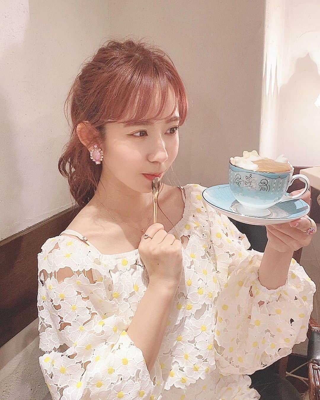 tomomi ❤︎ よしはしともみ ❤︎さんのインスタグラム写真 - (tomomi ❤︎ よしはしともみ ❤︎Instagram)「. . 銀座の『Ken's珈琲店』の3Dラテアート☕️💕 . 猫ちゃんがぷかぷか浮いてるのが可愛いっ🐈 ゆる〜い猫がたまりませんな💛 温泉に浸かってるみたいで癒された（笑） 可愛いラテアートが大好き！ . ラテアートは崩れるのが早いのでささっと写真撮ってね🤳♡ . #kenscoffee #ginza #ginzatokyo #ginzacafe #coffee #lateart #3dlatteart #ケンズカフェ東京 #ケンズ珈琲 #ケンズコーヒー #ラテアート #3dラテアート #3dアート #カフェ巡り #喫茶店 #喫茶店巡り #東京カフェ #銀座カフェ #銀座グルメ #銀座喫茶店 #フォトジェニック #フォトジェニックカフェ #フォトジェニックドリンク #フォトジェニックスイーツ」6月5日 0時10分 - tomomi_yoshihashi
