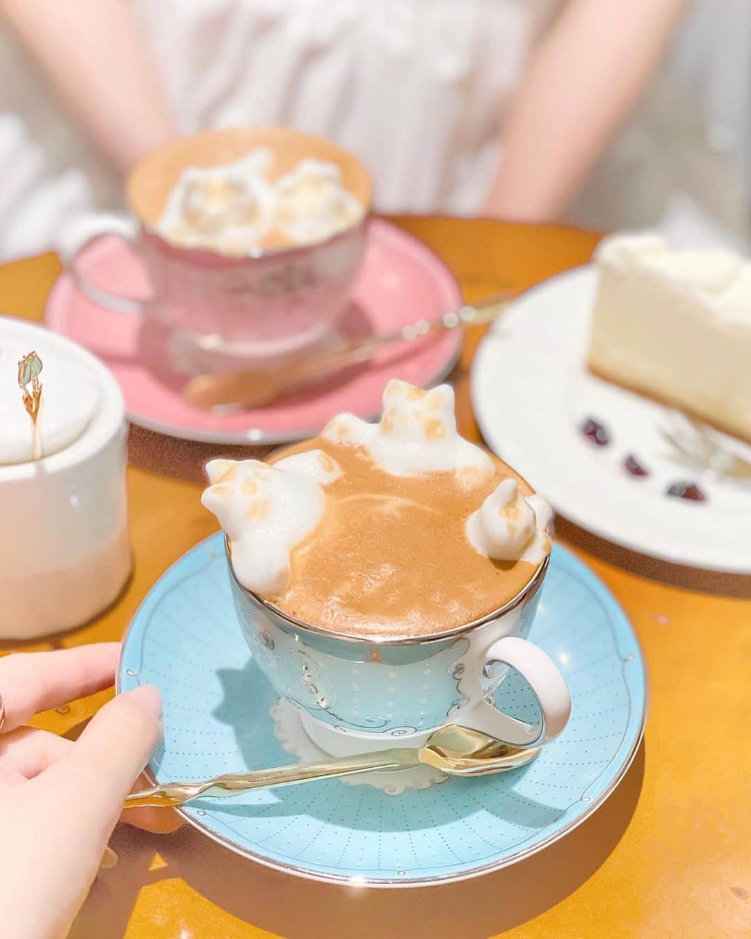 tomomi ❤︎ よしはしともみ ❤︎さんのインスタグラム写真 - (tomomi ❤︎ よしはしともみ ❤︎Instagram)「. . 銀座の『Ken's珈琲店』の3Dラテアート☕️💕 . 猫ちゃんがぷかぷか浮いてるのが可愛いっ🐈 ゆる〜い猫がたまりませんな💛 温泉に浸かってるみたいで癒された（笑） 可愛いラテアートが大好き！ . ラテアートは崩れるのが早いのでささっと写真撮ってね🤳♡ . #kenscoffee #ginza #ginzatokyo #ginzacafe #coffee #lateart #3dlatteart #ケンズカフェ東京 #ケンズ珈琲 #ケンズコーヒー #ラテアート #3dラテアート #3dアート #カフェ巡り #喫茶店 #喫茶店巡り #東京カフェ #銀座カフェ #銀座グルメ #銀座喫茶店 #フォトジェニック #フォトジェニックカフェ #フォトジェニックドリンク #フォトジェニックスイーツ」6月5日 0時10分 - tomomi_yoshihashi