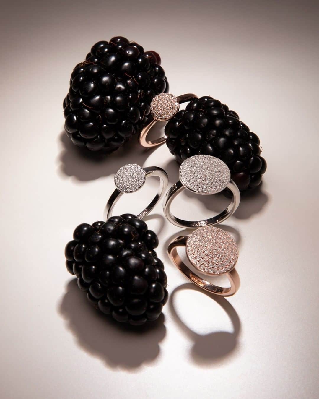 フォリフォリさんのインスタグラム写真 - (フォリフォリInstagram)「Beat Thursday blues with rings from our Discus collection, and get prepared for the weekend.  #follifollie #jewellery #jewelleryoftheday #jewelleryofinstagram #blackberries #stilllifephotography」6月5日 0時30分 - follifollie
