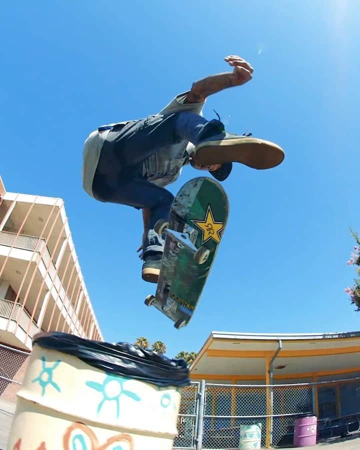 マニー・サンティアゴのインスタグラム：「School Yard Line “JUNE 1st” Video NOW PLAYING OVER 👉🏽 MY IGTV Always wanted to do a Kickflip Nose Grind 180 in a line & also have @SpanishMikeTV feature!」