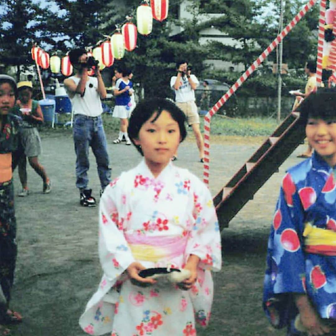 鈴木みほのインスタグラム：「Police in my hometown👮‍♂️🚔 Mr.Sugita, my hometown's police officer, was a person dedicating his life to protect people.  He patrolled every day for 30 years and for the homes where the owner was not there he made sure they were safe and left patrol memos with security advise in their mailboxes.  When I was a child,  he organized a "Ohayashi" team and he was teaching kids in town the traditional dance and the traditional instruments to perform. We rehearsed and recited it in long term care homes and festivals.  He was always close to people and we felt safe thanks to him.  That's my hometown police in Tokyo. I really respect and admire him and hope police officers are like him everywhere 🙏❤️ The photo is little me holding a mask to perform with during the festival.  アメリカのニュースと私の育った町のお巡りさんとのギャップ。。。 私の町を毎日パトロールしてしっかりと守ってくださったお巡りさんの杉田さんは、お仕事以外でもボランティアで私達子どもたちにおはやしを教えて、私はオカメの踊りとカネと太鼓を担当して、みんなでお祭りや老人ホームを廻った。 杉田さんに感謝と尊敬の気持ちでいっぱい。 世界のお巡りさんも杉田さんのようであるべし 🙏❤️ #police #ideal #love #respect #ohayashi #tokyo #okame #お巡りさん #お囃子 #おかめ #太鼓 #パトロール #感謝 #尊敬 #お祭り」