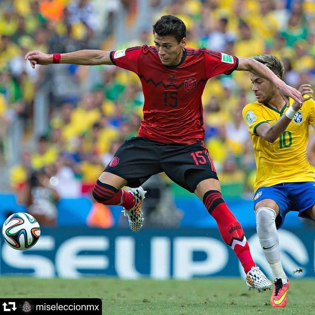 エクトル・モレノのインスタグラム：「#TBT 2️⃣0️⃣1️⃣4️⃣ ❤️ #repost @miseleccionmx ・・・ 🛡 @hectormorenoh 🛡  #PasiónyOrgullo #FMFporNuestroFútbol #throwback #throwbackthursday #back #time #worldcup #Brasil #Brazil #defender #mexican #red #México」