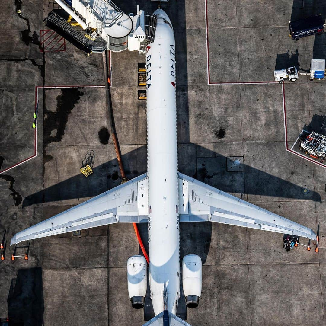 デルタ航空さんのインスタグラム写真 - (デルタ航空Instagram)「"Today is so bittersweet, it’s the last time I will work and board the MD88/90 before we officially retire our remaining McDonnell Douglas fleet. ⁣ This fleet holds a lot of firsts for myself and many of my colleagues & for that I am forever grateful. My first service flight in training, my first trip I ever flew as working crew to Montego Bay, 7 years ago, and many many more. ⁣ Mad Dog, thank you for being the 'workhorses' for this company. We will miss you dearly. ❤️✈️" - Haley S. - Flight Attendant, #ATL  Earlier this week we bid farewell to the MD-88 and MD-90, but the contributions of these aircraft to our past and future will last forever.  Photos: @diecastryan, @Drew_Fellers_Studios」6月5日 1時00分 - delta