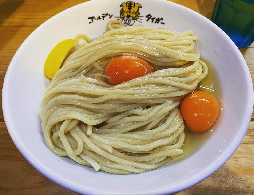 ラーメンみしゅくさんのインスタグラム写真 - (ラーメンみしゅくInstagram)「うまかた…感想はそれだけにしておくので行ってみてください。 #麺400g #それ以上の大盛りは売り切れ #油そば #レモン大好き #ラーメン #つけ麺 #ゴールデンタイガー」6月5日 1時23分 - mishuku_ramen