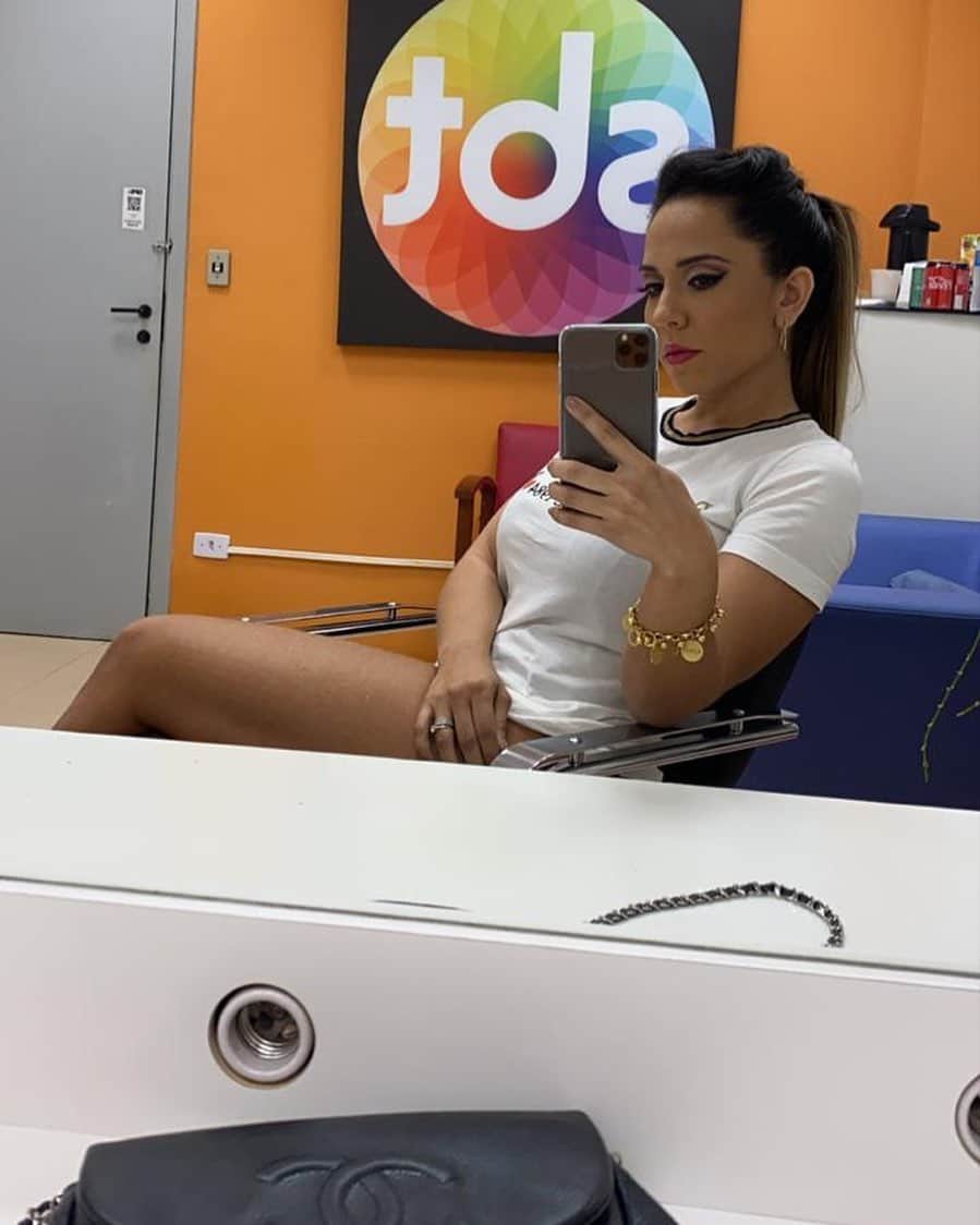 Mulher Melãoのインスタグラム：「Dia de gravação pro @domingo_legal com @celsoportiolli . . .  Quem vai me assistir comenta aqui! 👇🏼」