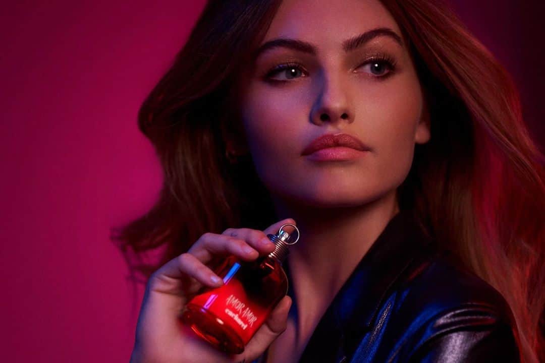 ティラーヌ・ブロンドーのインスタグラム：「As Mother Day is this week in France, I really wanted to celebrate all the mothers in the world, sending love to my very special one with Amor Amor.. She has always been in love with its notes of mandarin, jasmine and vanilla.. Just like me! @cacharelparfums #AmorAmor #CacharelSistas #ad」