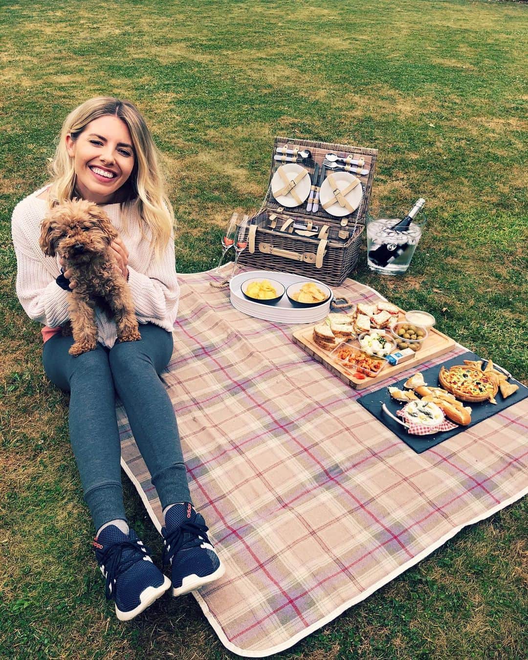 Mollie Kingさんのインスタグラム写真 - (Mollie KingInstagram)「It’s my BIRTHDAY 🎈🎊💕🎉 Celebrating with a picnic in the garden dodging the rain, and a home made chocolate cake.... Yaaaassssss 🍰」6月5日 1時42分 - mollieking