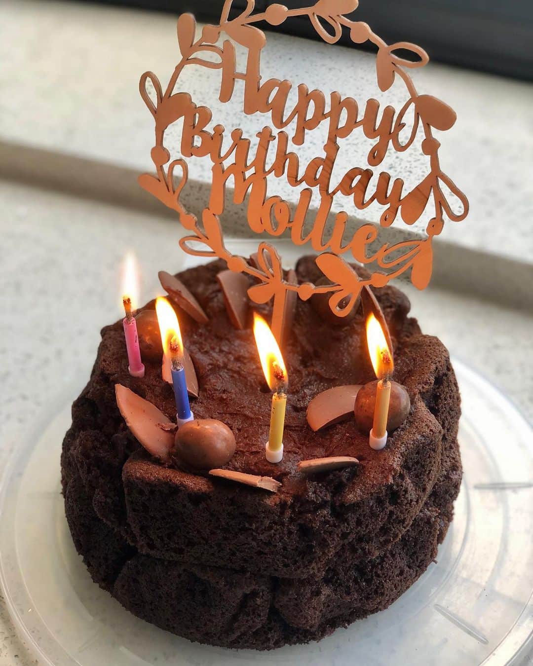 Mollie Kingさんのインスタグラム写真 - (Mollie KingInstagram)「It’s my BIRTHDAY 🎈🎊💕🎉 Celebrating with a picnic in the garden dodging the rain, and a home made chocolate cake.... Yaaaassssss 🍰」6月5日 1時42分 - mollieking