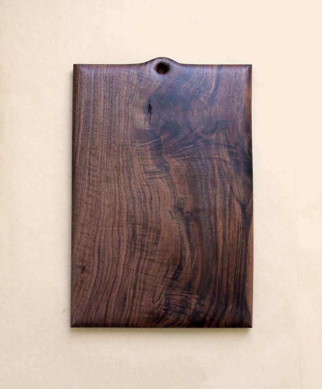 Ariele Alaskoのインスタグラム：「(CLOSED!) RAFFLE. 100% proceeds will be donated between @blklivesmatter and @colorofchange. Together we can raise more money than alone. Together we can help fight white supremacy, racist policing policies and police brutality. TO ENTER: one entry for this walnut serving board costs $2. (RAFFLE CLOSED). You may enter as many times as you want (just make sure to send your entries separately as $2 each to be counted for multiple tickets). If you have the means to donate more, please do so or do so directly with these or any organizations supporting POC, reform, baiI, etc. I will keep this raffle open until Monday the 8th. Winner will be drawn at random. I’m using Venmo because they do not charge a fee. (thanks to @helen_levi for this raffle idea where I saw the effectiveness of our small donations adding up). #blacklivesmatter」