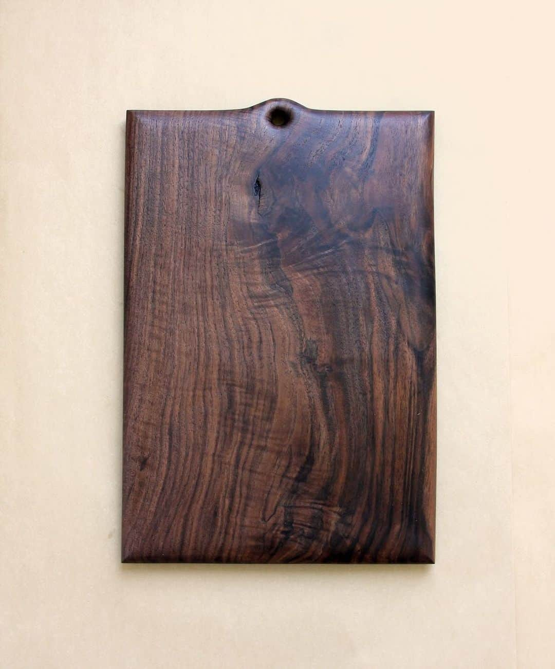 Ariele Alaskoのインスタグラム：「(CLOSED!) RAFFLE. 100% proceeds will be donated between @blklivesmatter and @colorofchange. Together we can raise more money than alone. Together we can help fight white supremacy, racist policing policies and police brutality. TO ENTER: one entry for this walnut serving board costs $2. (RAFFLE CLOSED). You may enter as many times as you want (just make sure to send your entries separately as $2 each to be counted for multiple tickets). If you have the means to donate more, please do so or do so directly with these or any organizations supporting POC, reform, baiI, etc. I will keep this raffle open until Monday the 8th. Winner will be drawn at random. I’m using Venmo because they do not charge a fee. (thanks to @helen_levi for this raffle idea where I saw the effectiveness of our small donations adding up). #blacklivesmatter」