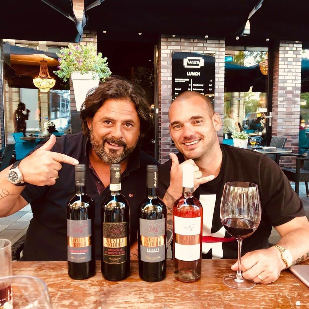 ヴェスレイ・スナイデルのインスタグラム：「🎉 It's giveaway time 🎉  As you know, I have partnered with @fabio_cordella and produced the #WesleySneijder wine range.  We know it's been a difficult couple of months for everyone so we decided to giveaway a box of my wine.  One of the bottles will be signed by me.⁣ ⁣ For a chance to win, follow the steps bellow:⁣⁣ ⁣⁣ -Follow @sneijder10official ⁣ -Follow @fabio_cordella -Follow @entourage_sports ⁣⁣⁣ -Follow @samuele_mura -Once done, comment here why you should be the winner and tag 2 friends you'd like to share a bottle with. Be creative!⁣⁣ ⁣⁣ With the help of some friends, we will pick the person who follows all of these steps. ⁣⁣ The winner will be announced on the 13/06 at 8pm UK time. ⁣⁣ ⁣ Good luck!  #sneijder #contest #giveaway #wine #FabioCordella」