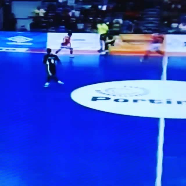 アレッサンドロ・ローザ・ヴィエイラのインスタグラム：「VIDEO- #TBT 2007 @jaraguafutsal x Benfica 🇵🇹」