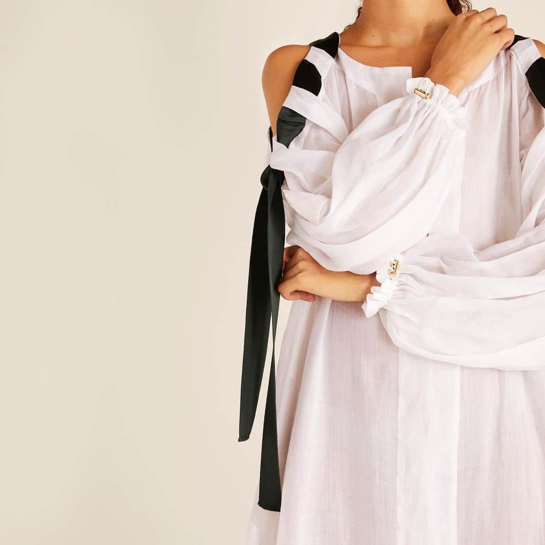 のインスタグラム：「My linen wardrobe staple is an ankle skimming tunic dress which I will wear on a hot day in the city over our viscose weave pants …either skinny or wide leg depending on my mood… and it will instantly become my kaftan of choice in a more relaxed/holiday setting…hopefully over a bikini…  Psst…Remember one thing, more than any other fabric, linen loves to wrinkle. ... But to be honest, those very wrinkles make up some of the charm of wearing linen clothing…relax…it’s summertime. A x  #linen  #coldshoulderdress  #bohostyle  #summer2020」