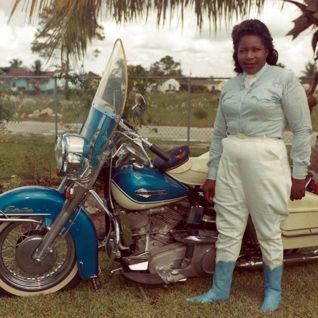 epidemic_motorsさんのインスタグラム写真 - (epidemic_motorsInstagram)「Via @womensmotoexhibit  Bessie Stringfiled was the first black woman to ride across the United States solo and was also one of the few civilian motorcycle dispatch riders for the US Army during World War II. She was born in 1911 in North Carolina. She was a motorcycle nurse, housekeeper and courier. Due to her skin color Springfield was often denied accommodation while traveling and would sleep on her motorcycle at filing stations. Due to her sex she was refused prizes in the flat track races she entered. During WWII she served as a civilian courier for the US army carrying documents between domestic army bases. Springfield kept riding until the time of her death in 1993.  #BLM」6月5日 2時06分 - epidemic_motors