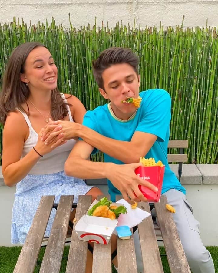 Brent Riveraのインスタグラム：「How to eat your friend’s food😏😂 @piersonwodzynski」