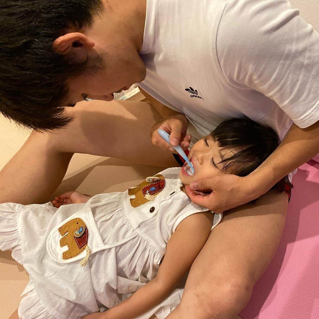 才賀紀左衛門さんのインスタグラム写真 - (才賀紀左衛門Instagram)「昨日も癒された🥰❤️❤️ 今日も頑張ろ💪  #親子 #家族 #スクール #子育て #癒し #幸せ #パパ #パパっ子 #子育て #子供 #寝顔 #子育てパパ #娘 #生活 #環境 #育児日記 #幸せな時間 #子育てパパ #シンパパ #シンママ #子育てグラム #健康 #子育て日記 #子育てパパ #子育てママ #子どものいる暮らし #子どものいる生活 #子供との時間 #大切な家族 #幸せをありがとう #育児あるある #子育て奮闘中」6月5日 8時12分 - kizaemon0213