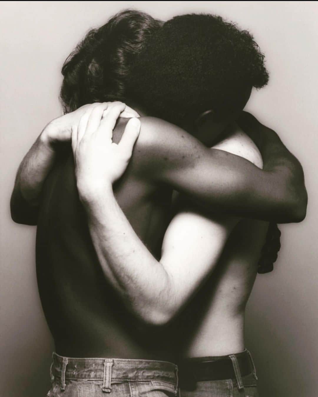 コスチュームナショナルさんのインスタグラム写真 - (コスチュームナショナルInstagram)「#robertmapplethorpe  #1982  #embrace  #usa」6月5日 2時45分 - capasa.milano