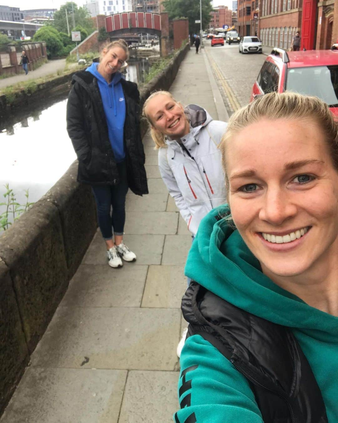 ジェンマ・ボナーのインスタグラム：「Successfully managed a socially distanced coffee in between the rain today 😅」