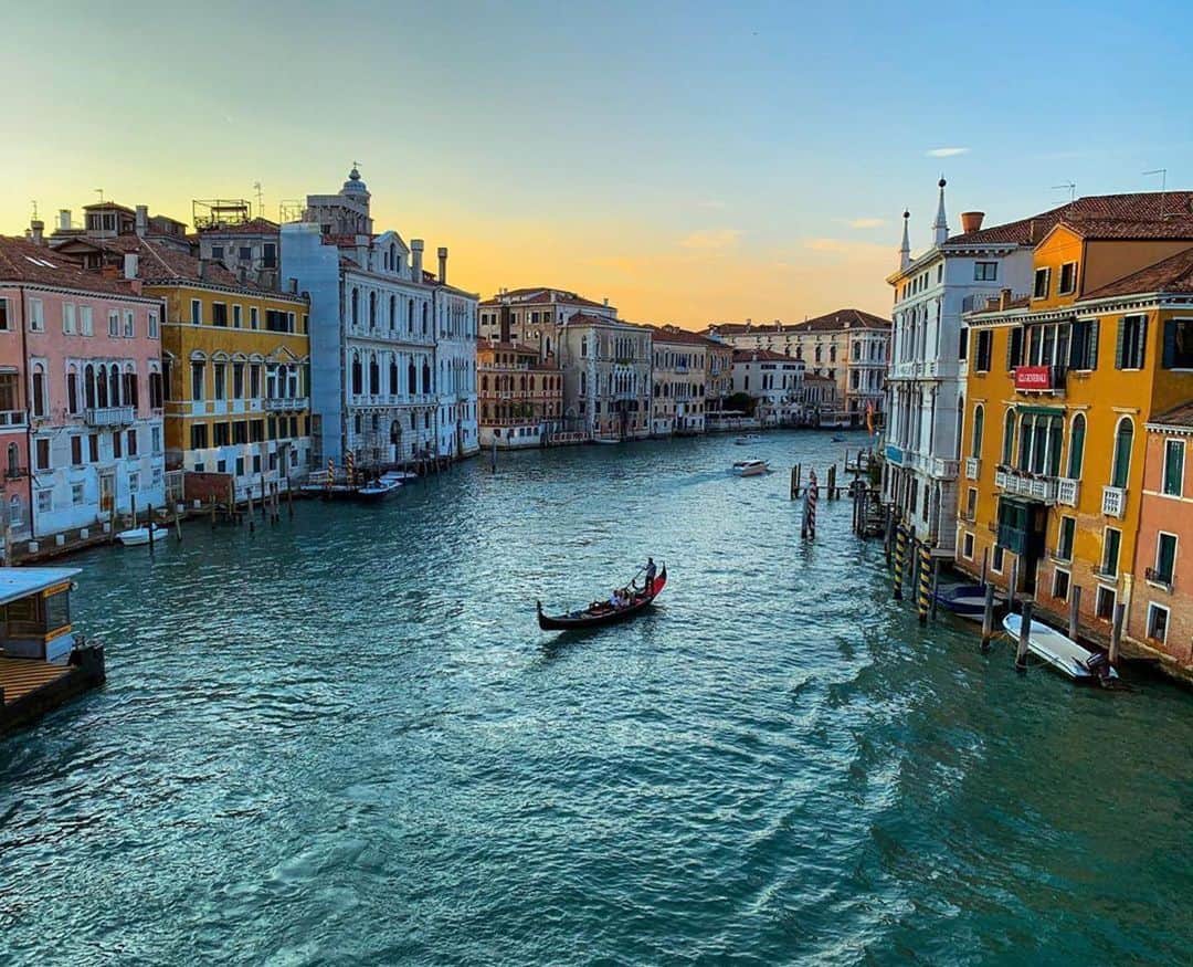 Lonely Planetのインスタグラム：「Did you know the góndolas in Venice are starting back up? Today’s repost comes from @zacgeographic who is definitely feeding our wanderlust with this image.」