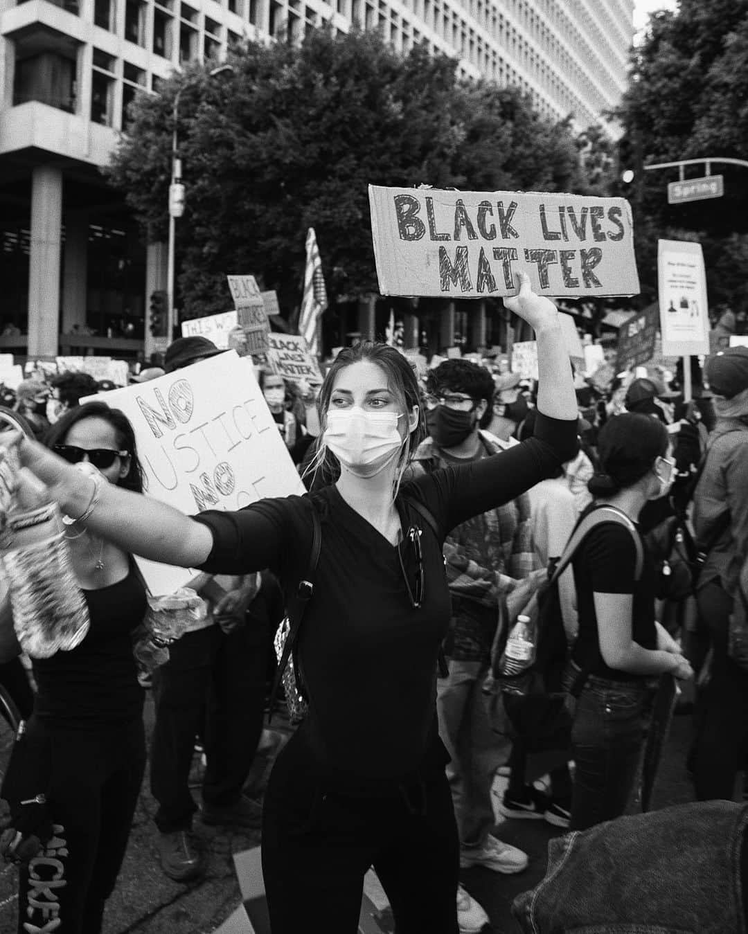 Hannah Stockingのインスタグラム：「I PLEDGE TO FIGHT FOR, SUPPORT AND CONTINUE TO LOVE THE BLACK COMMUNITY. To all my white followers attending Black Lives Matter protests around the world, make sure you look out for your black friends AT ALL COSTS. ❤️ It’s your duty as an ally. I’ve been protesting EVERY DAY for the past 4 days and I’ve seen it with my own eyes, EACH ONE has been peaceful- The police are the ones that start tear gassing us an hour before curfew. We must continue to attend and DOCUMENT these peaceful protests! Let’s keep our foot on the gas and fight the good fight! #NoJusticeNoPeace」